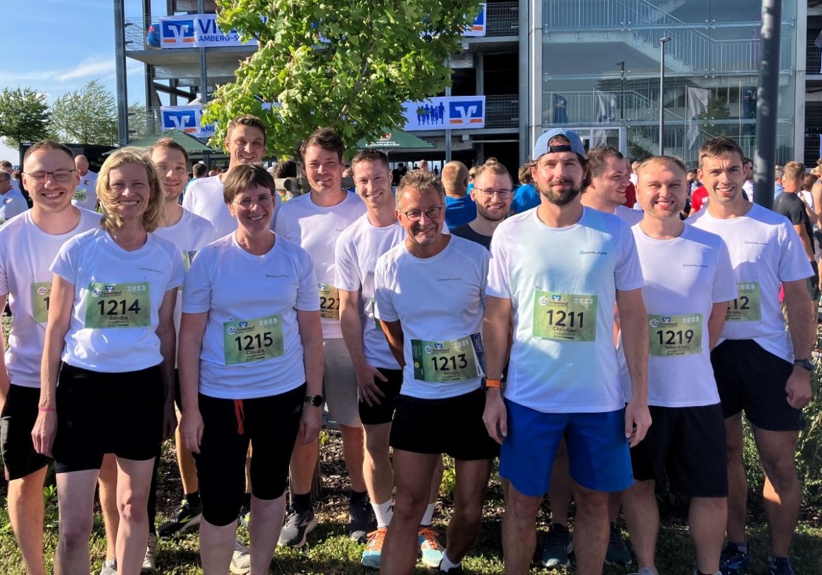 The Pepperl+Fuchs Athletic Team from the Pepperl+Fuchs location in Amberg smiles for the group photo into the camera.