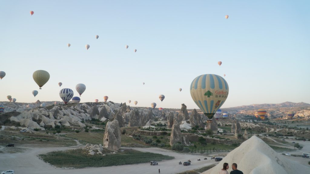 Rise of 100 hot air balloons in Cappadocia, Türkiye.