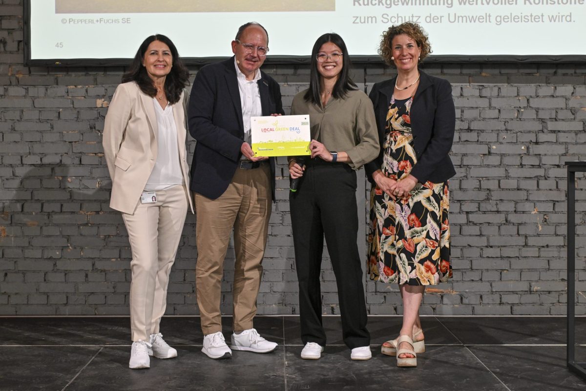 Group photo: Presentation of the Local Green Deal plaque in Mannheim.