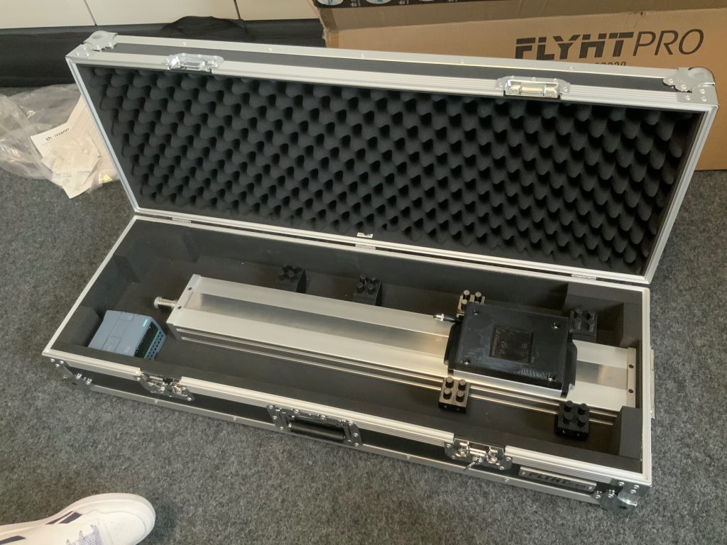 View into the case: The linear axis has already been inserted into the case.