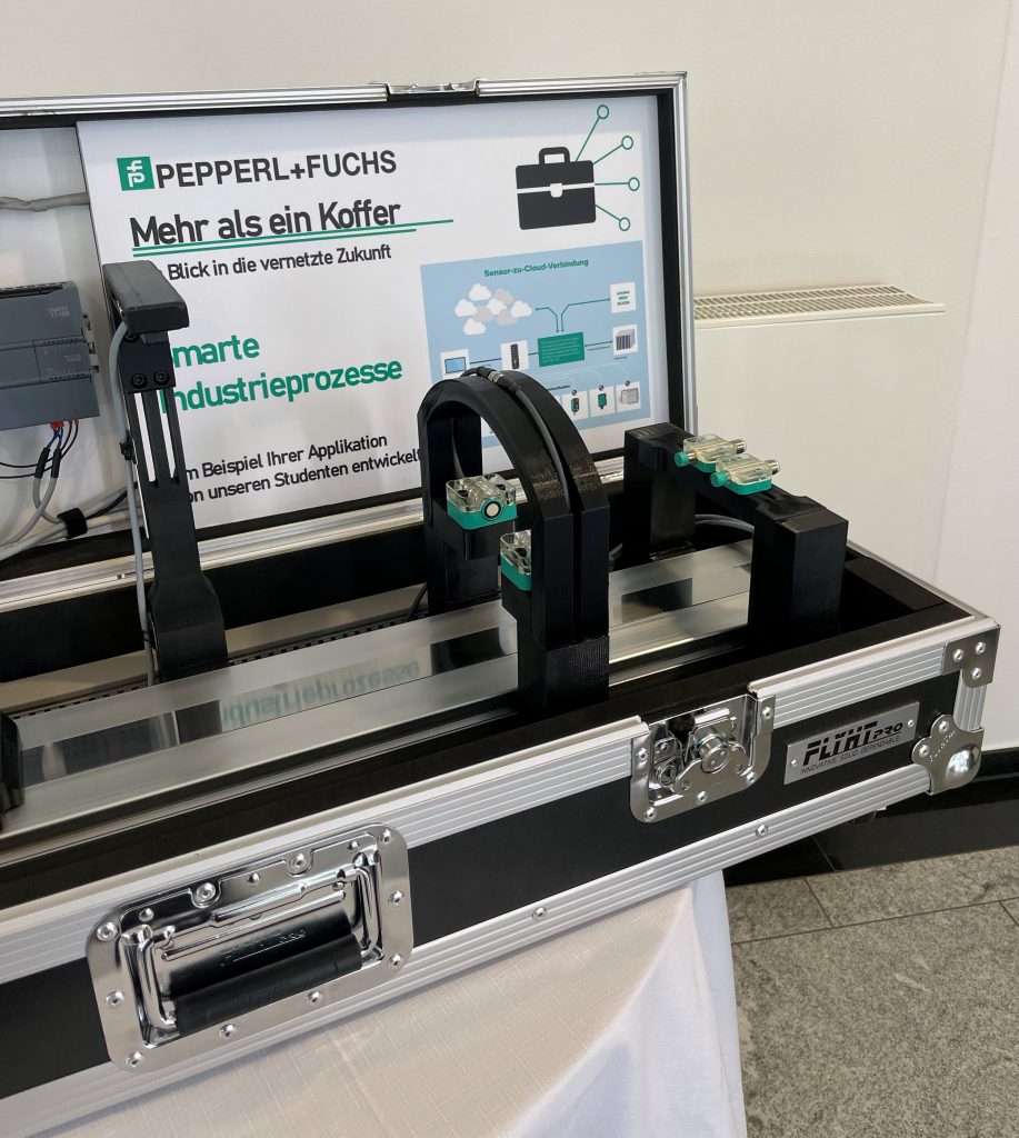 Detail shot of the case: You can see the linear axis and various sensors from Pepperl+Fuchs